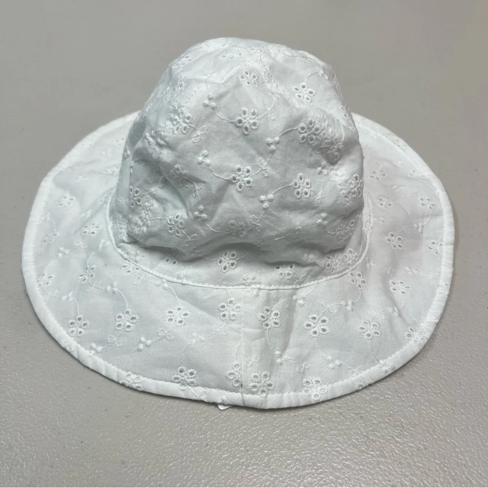 Carter’s Baby White Hat Size 6-12M
